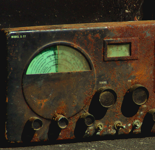 Old Radio by Leo Irakliotis on flickr