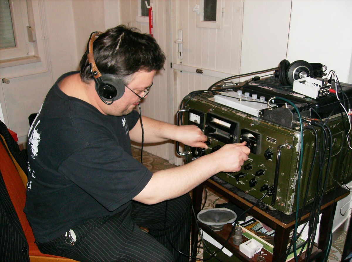 Ahad alias Zsolt Sõrés et des récepteurs radio militaires des années 1940