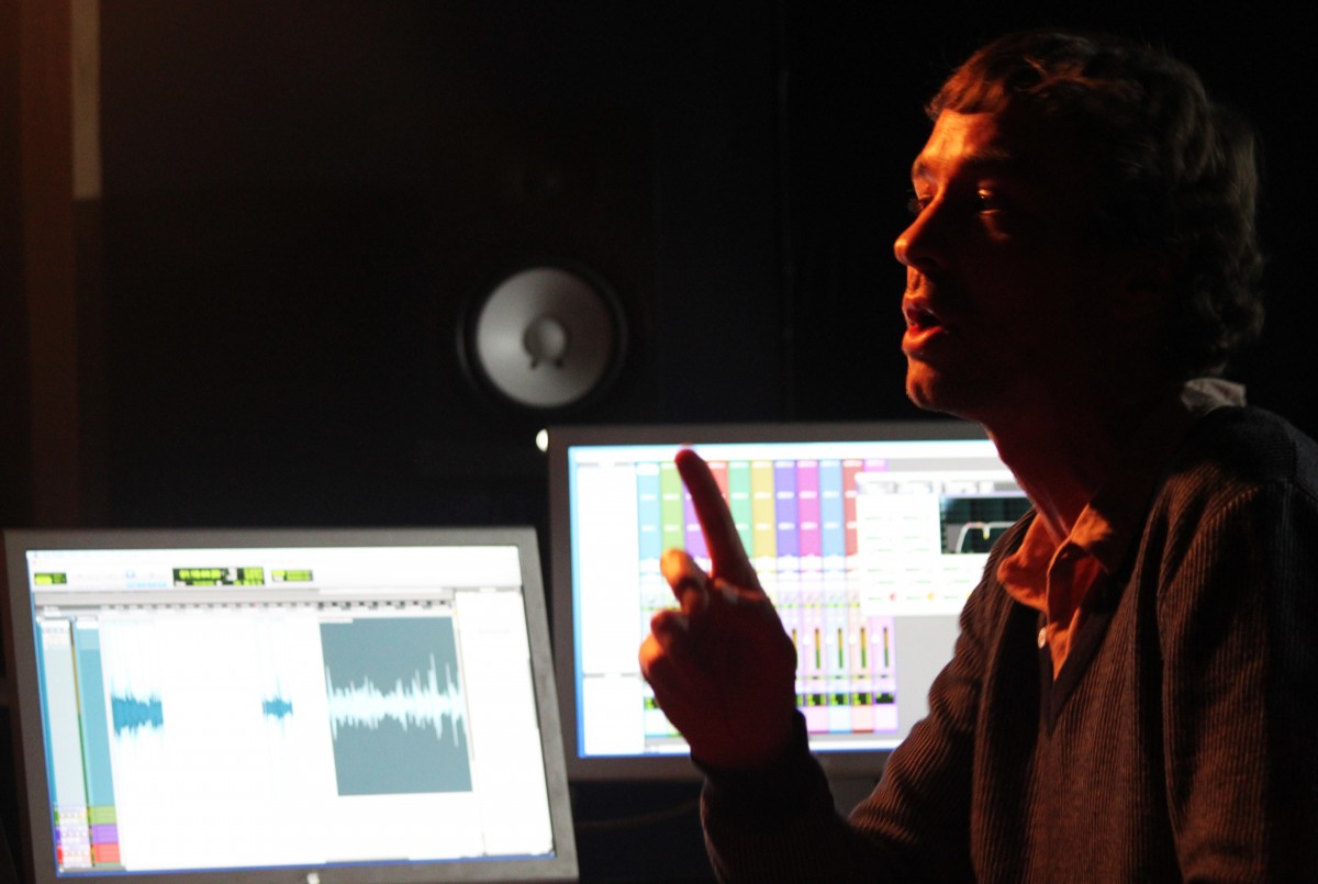 Preneur de son, réalisateur et producteur pour la radio, Irvic D'Olivier est le fondateur et coordinateur artistique de la webradio SilenceRadio.org. 