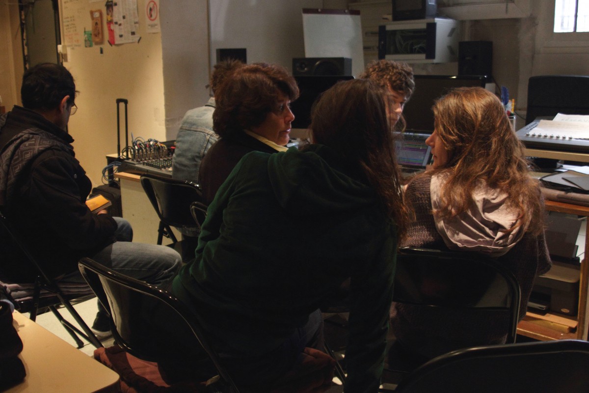 Christine Groult (au centre), dans le studio d'électroacoustique du Conservatoire de Pantin (cc by-nc-nd pali meursault)