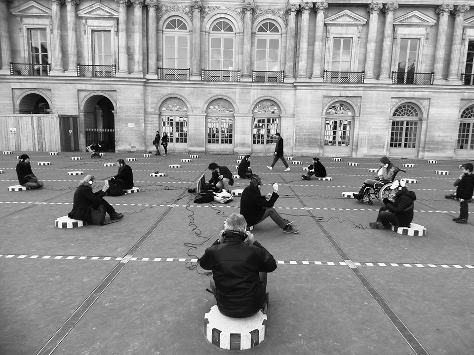 Diffusion "Sous Casques" dans la cour d'honneur du Palais-Royal (colonnes de Buren), Paris © Jules Wysocki