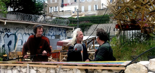 Xavier Thomas (au centre) durant une entrevue, avec Sébastien Géli à la perche © Radio Grenouille