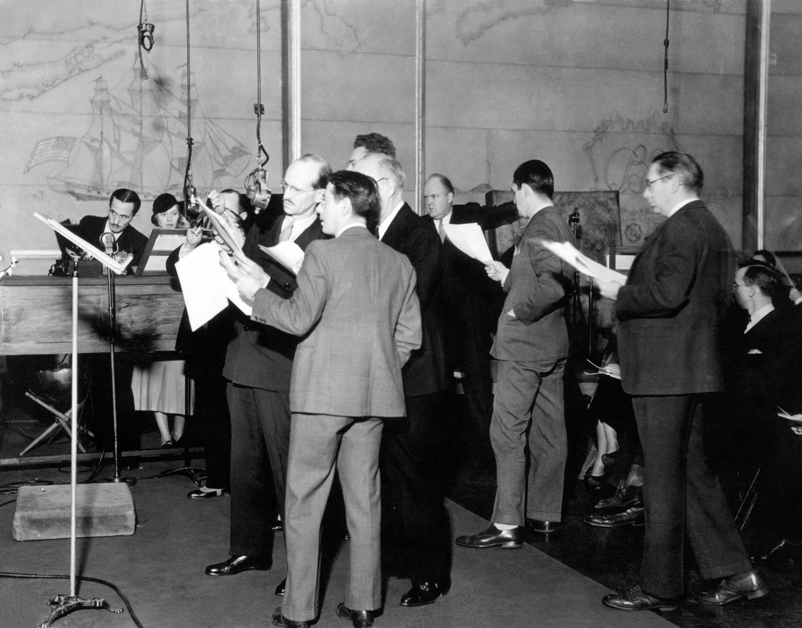 marchoftime-actors-microphone_domainepublic_promocbs1931-37s